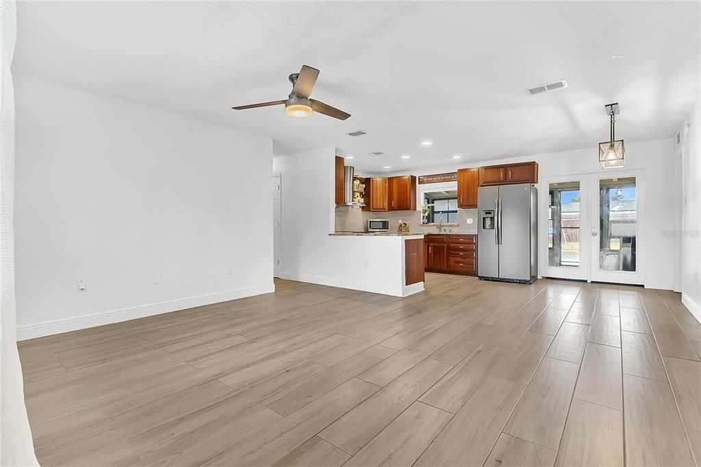 For Sale: $450,000 (4 beds, 2 baths, 1268 Square Feet)