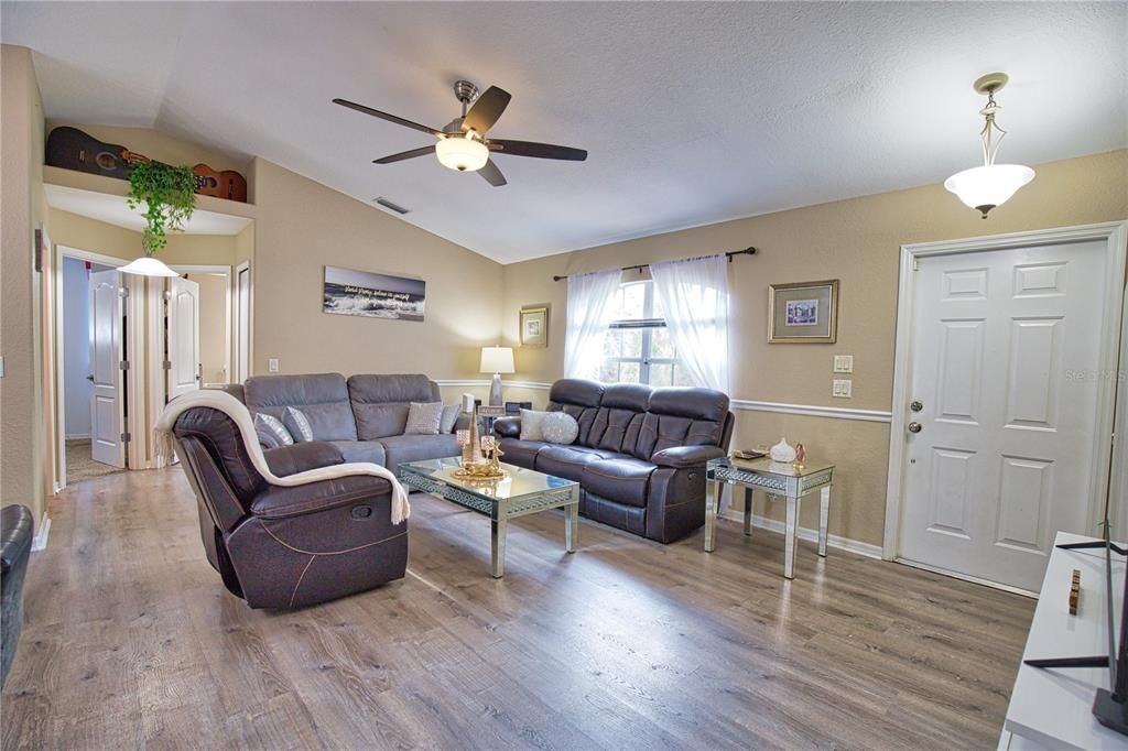 En Venta: $275,000 (3 camas, 2 baños, 1233 Pies cuadrados)