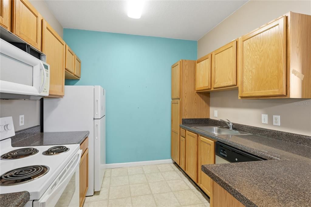 For Sale: $150,000 (2 beds, 2 baths, 1132 Square Feet)