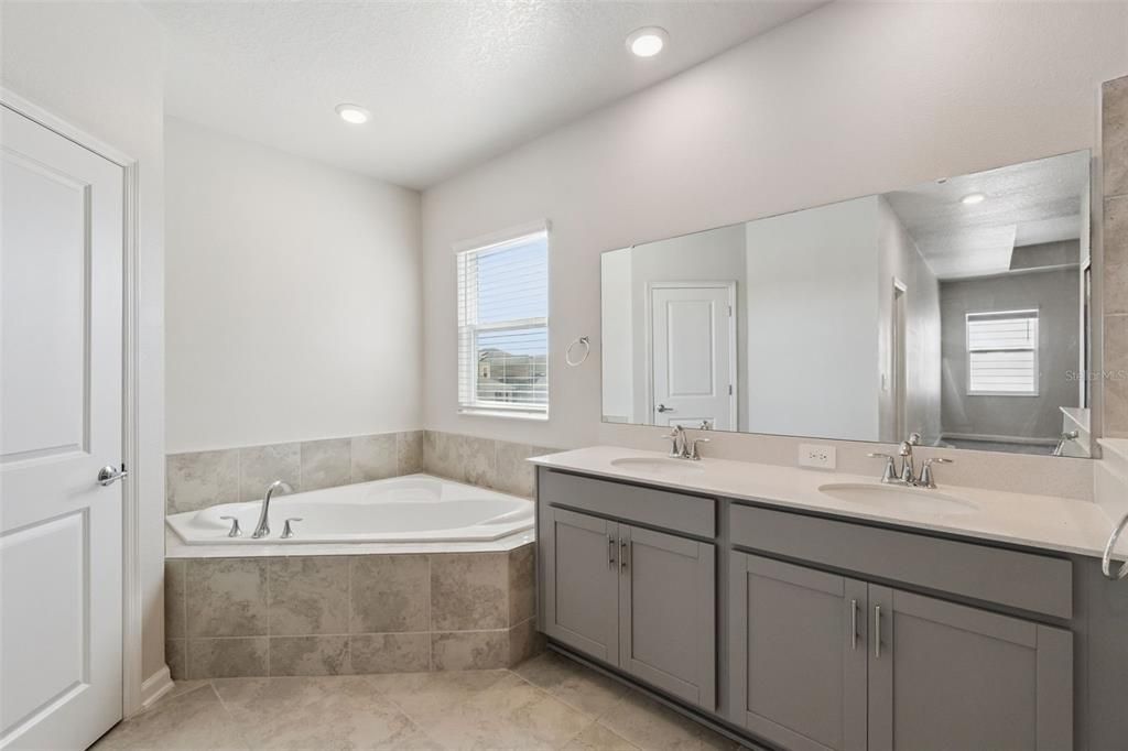 For Sale: $449,900 (6 beds, 3 baths, 2648 Square Feet)