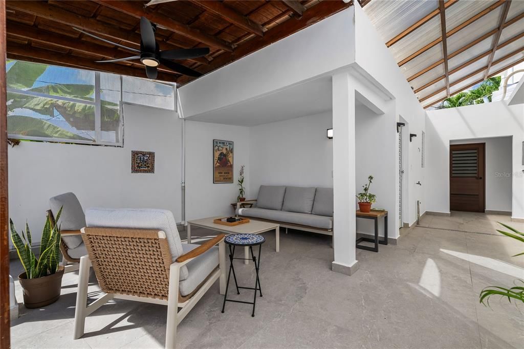 En Renta: $10,500 (4 camas, 3 baños, 2000 Pies cuadrados)