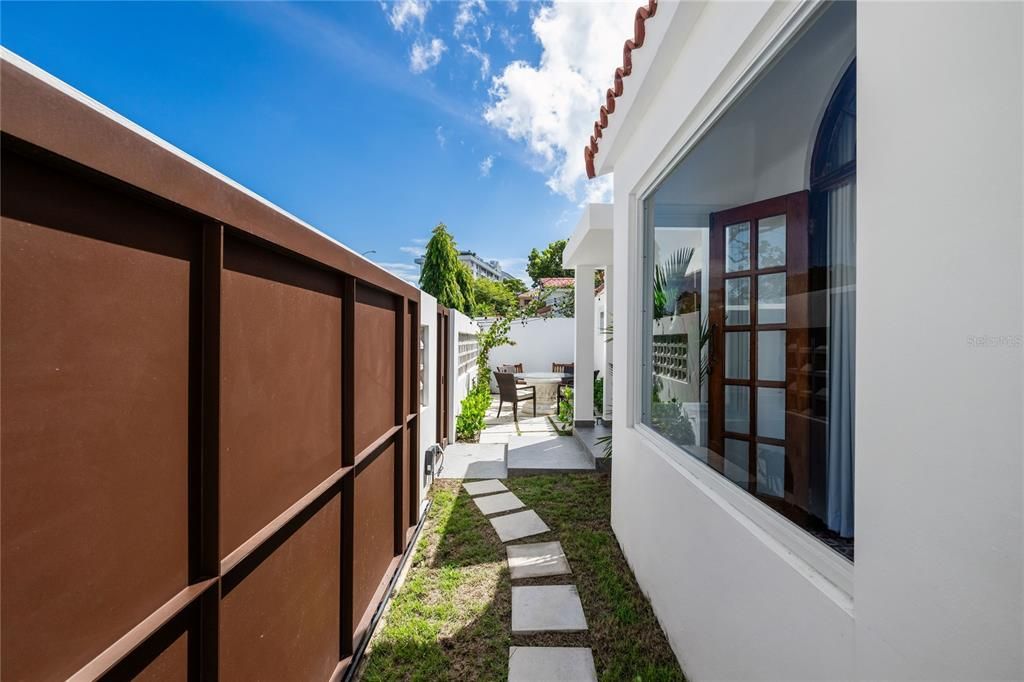 En Renta: $10,500 (4 camas, 3 baños, 2000 Pies cuadrados)