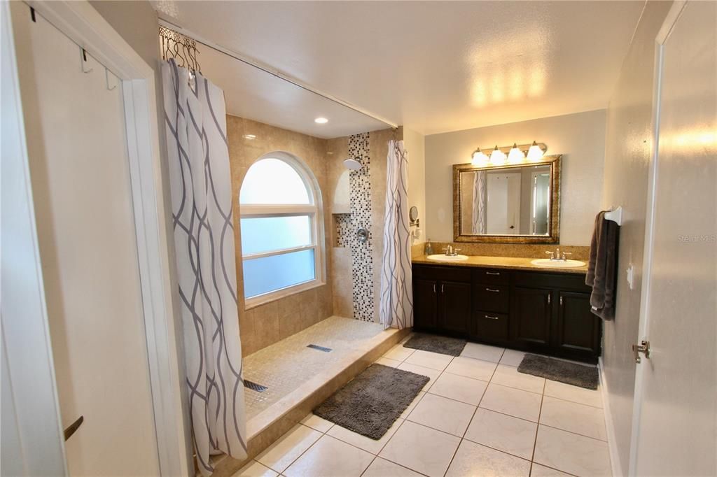 For Sale: $450,000 (4 beds, 2 baths, 1975 Square Feet)