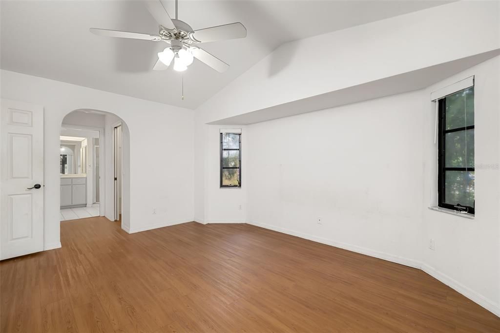 合同活跃: $198,000 (3 贝兹, 2 浴室, 1572 平方英尺)