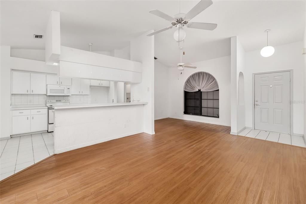 合同活跃: $198,000 (3 贝兹, 2 浴室, 1572 平方英尺)