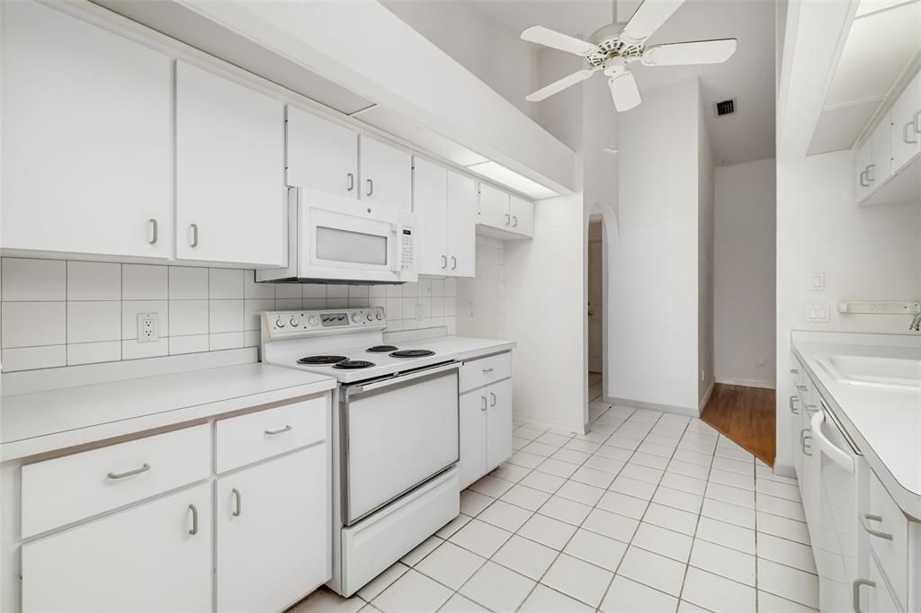 合同活跃: $198,000 (3 贝兹, 2 浴室, 1572 平方英尺)