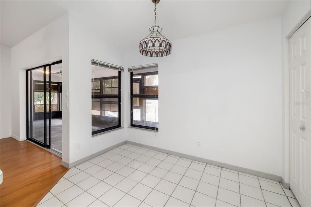 合同活跃: $198,000 (3 贝兹, 2 浴室, 1572 平方英尺)