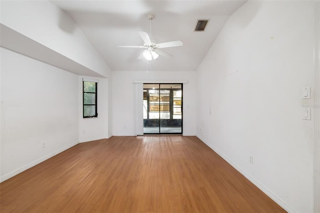 合同活跃: $198,000 (3 贝兹, 2 浴室, 1572 平方英尺)