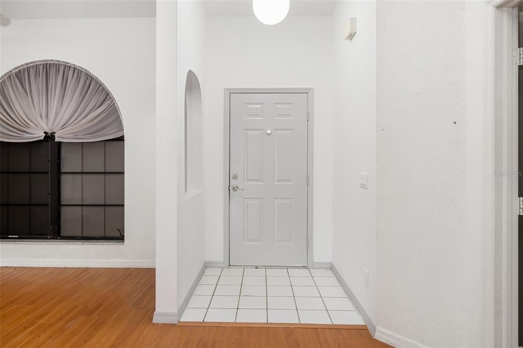 合同活跃: $198,000 (3 贝兹, 2 浴室, 1572 平方英尺)