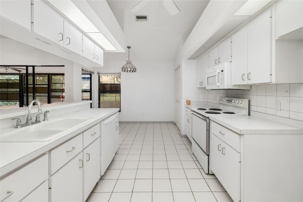 合同活跃: $198,000 (3 贝兹, 2 浴室, 1572 平方英尺)