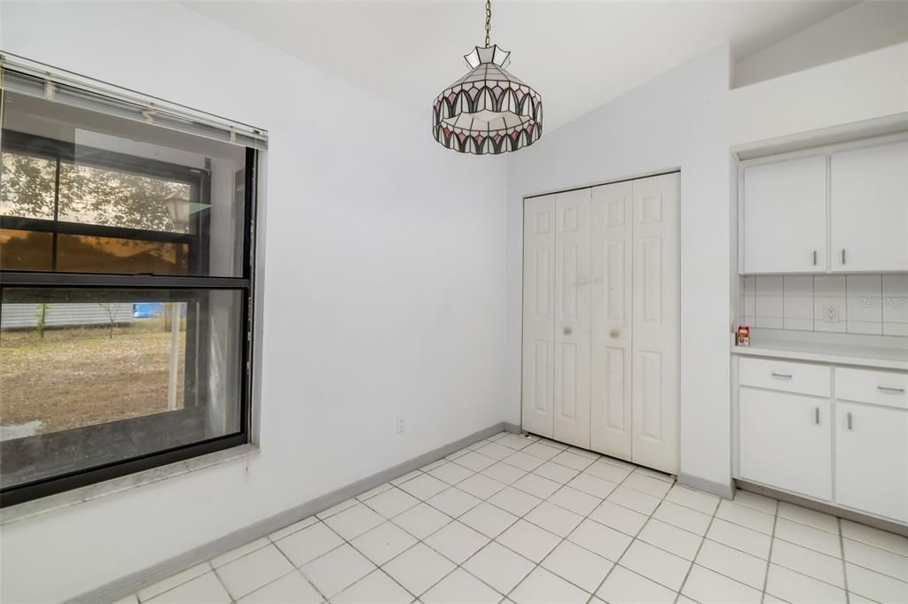 合同活跃: $198,000 (3 贝兹, 2 浴室, 1572 平方英尺)