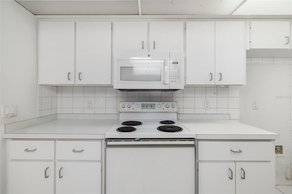 合同活跃: $198,000 (3 贝兹, 2 浴室, 1572 平方英尺)