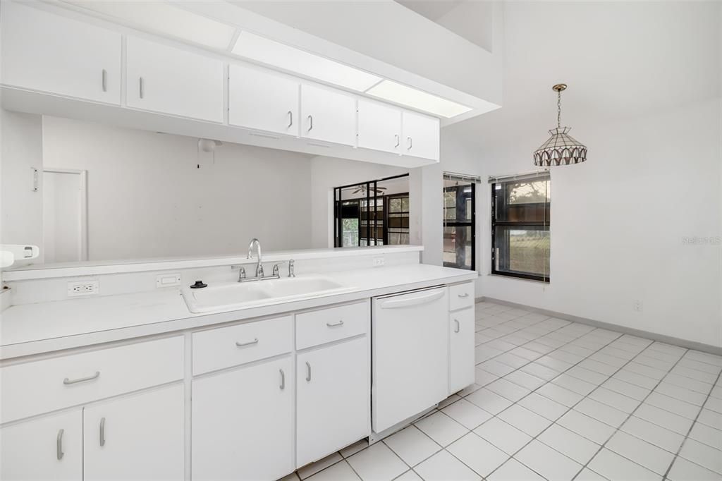 合同活跃: $198,000 (3 贝兹, 2 浴室, 1572 平方英尺)