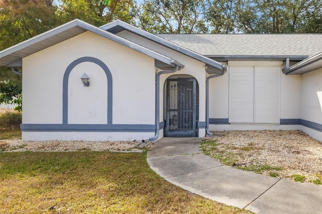 合同活跃: $198,000 (3 贝兹, 2 浴室, 1572 平方英尺)