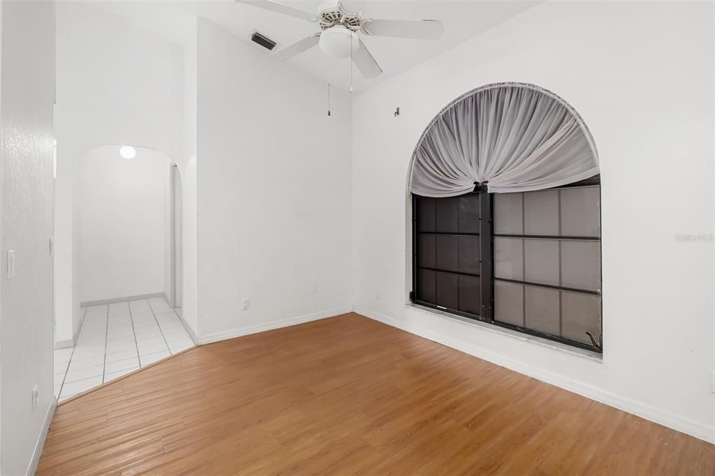 合同活跃: $198,000 (3 贝兹, 2 浴室, 1572 平方英尺)