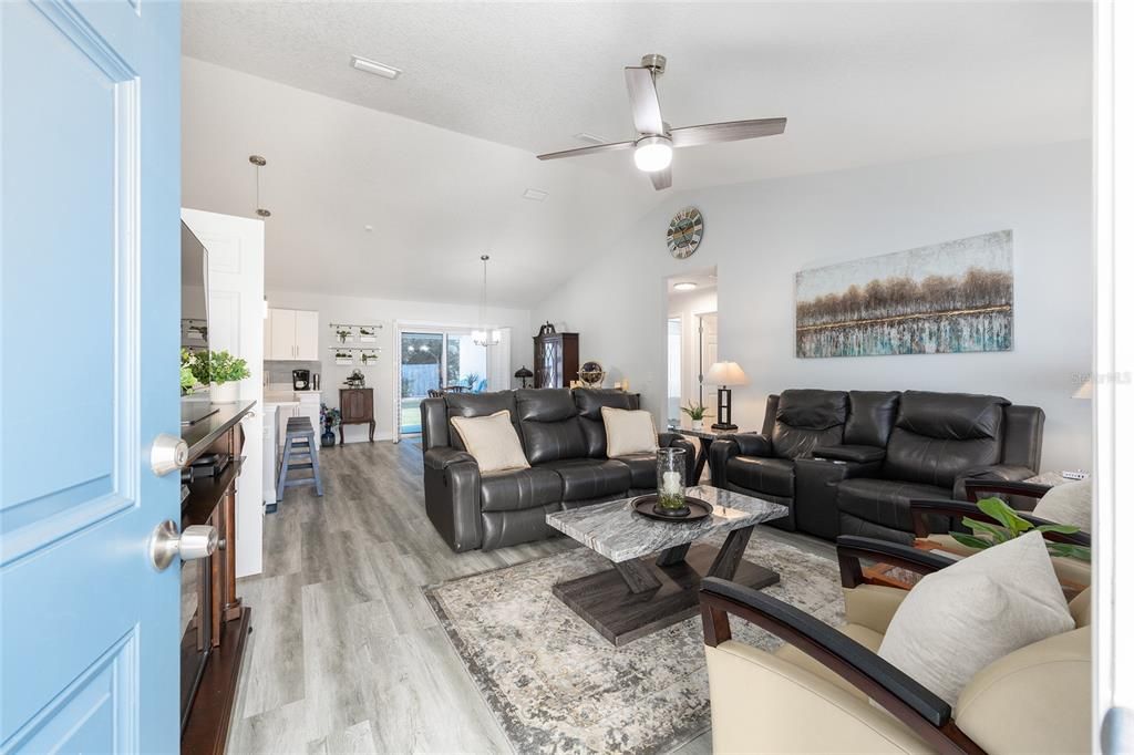 For Sale: $299,900 (4 beds, 2 baths, 1624 Square Feet)