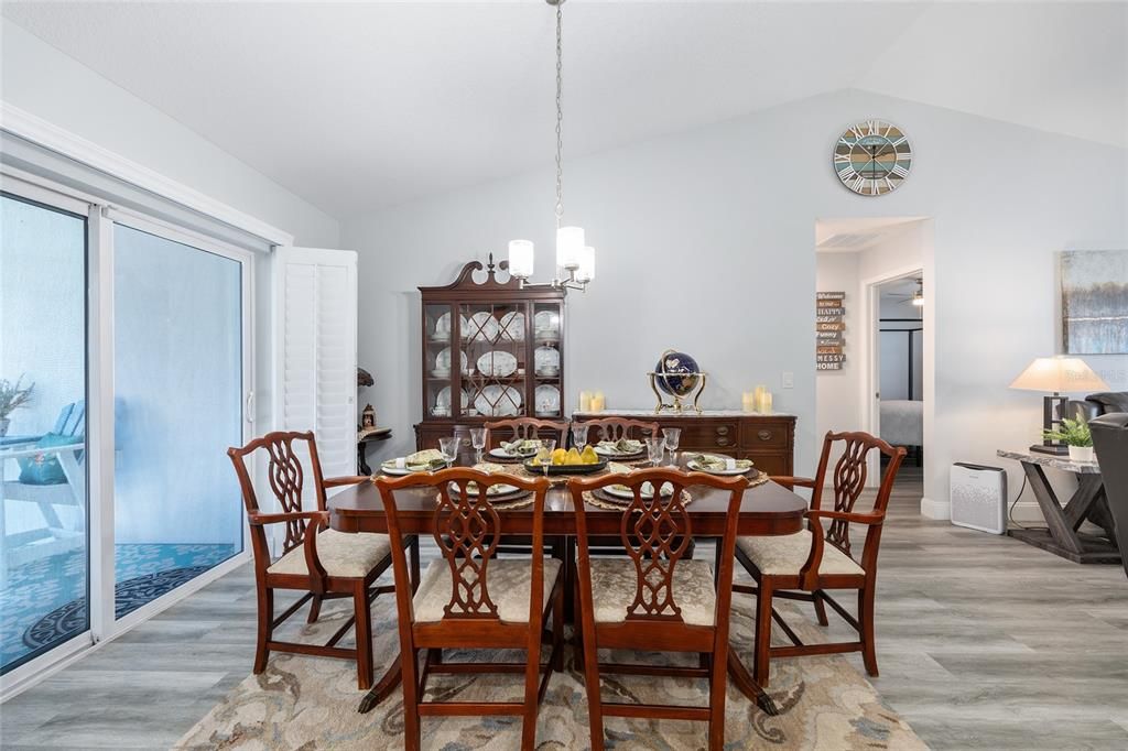 For Sale: $299,900 (4 beds, 2 baths, 1624 Square Feet)