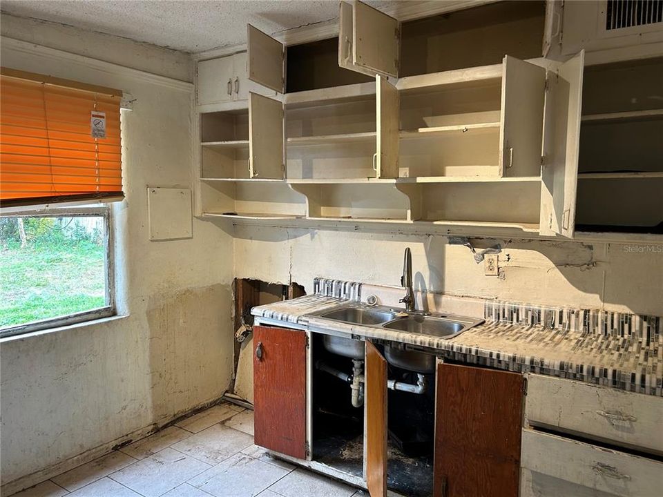 На продажу: $79,900 (2 спален, 1 ванн, 881 Квадратных фут)