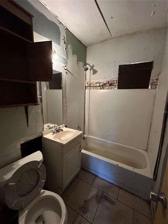 На продажу: $79,900 (2 спален, 1 ванн, 881 Квадратных фут)