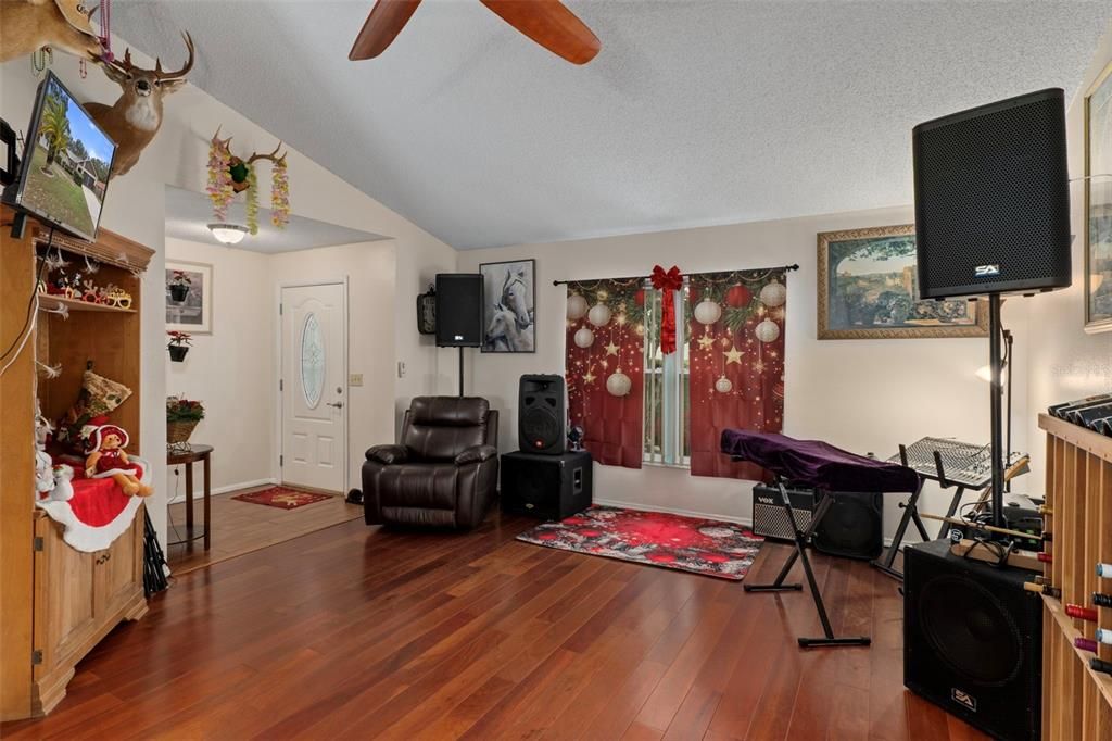 En Venta: $345,000 (3 camas, 2 baños, 1632 Pies cuadrados)