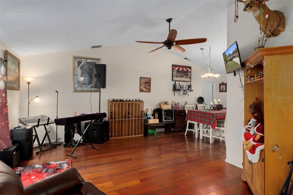 En Venta: $345,000 (3 camas, 2 baños, 1632 Pies cuadrados)