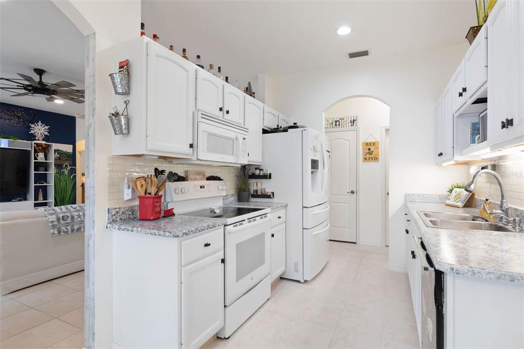 На продажу: $389,900 (3 спален, 2 ванн, 1704 Квадратных фут)