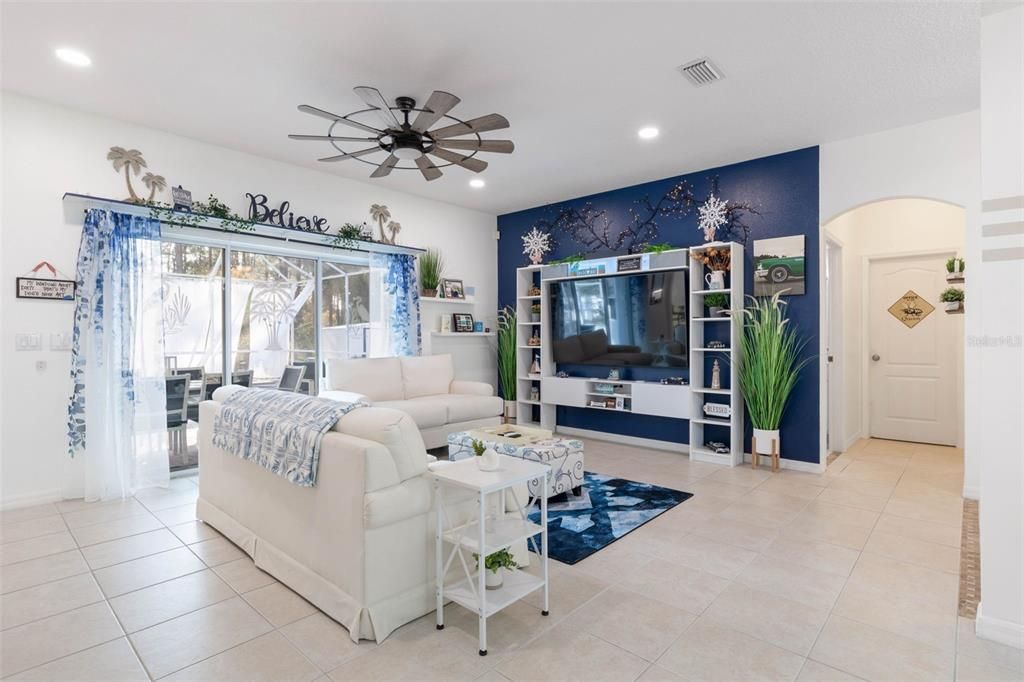 На продажу: $389,900 (3 спален, 2 ванн, 1704 Квадратных фут)