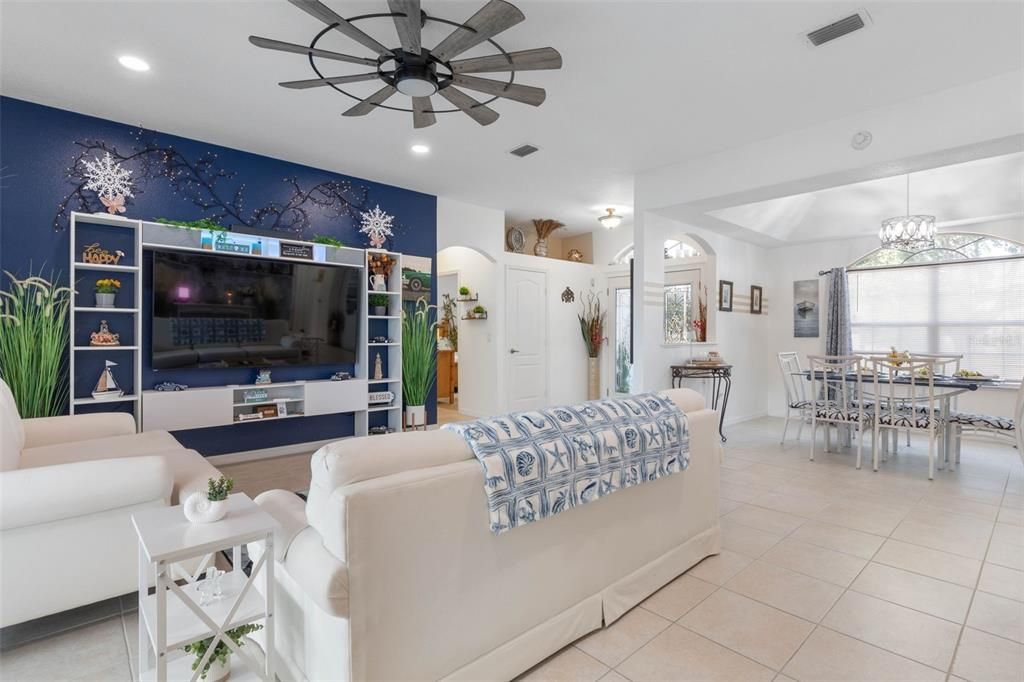 На продажу: $389,900 (3 спален, 2 ванн, 1704 Квадратных фут)