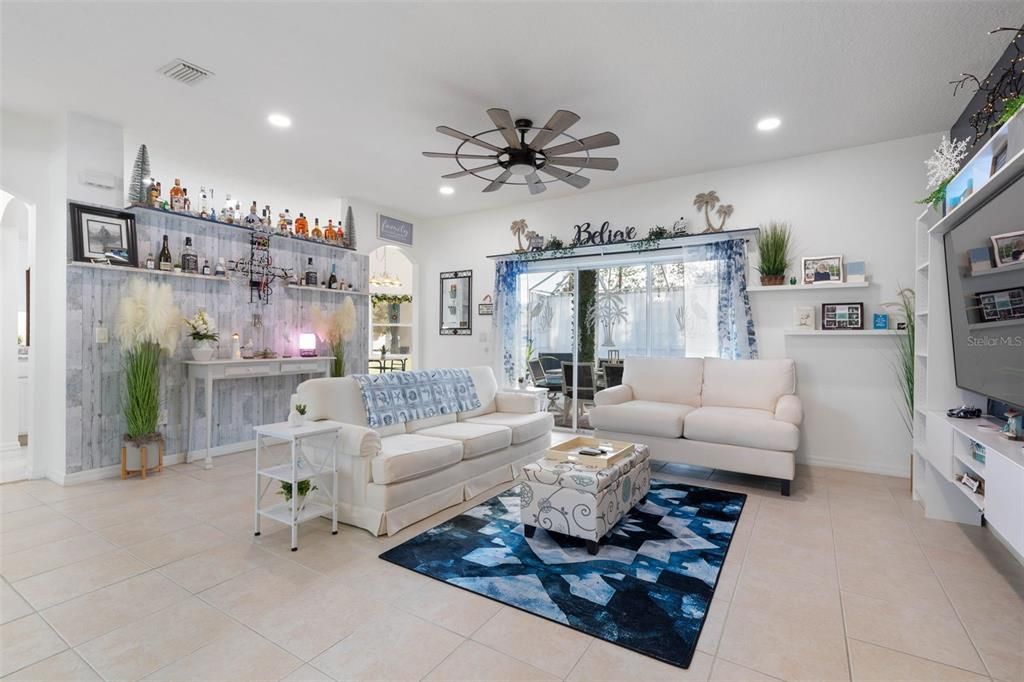 На продажу: $389,900 (3 спален, 2 ванн, 1704 Квадратных фут)