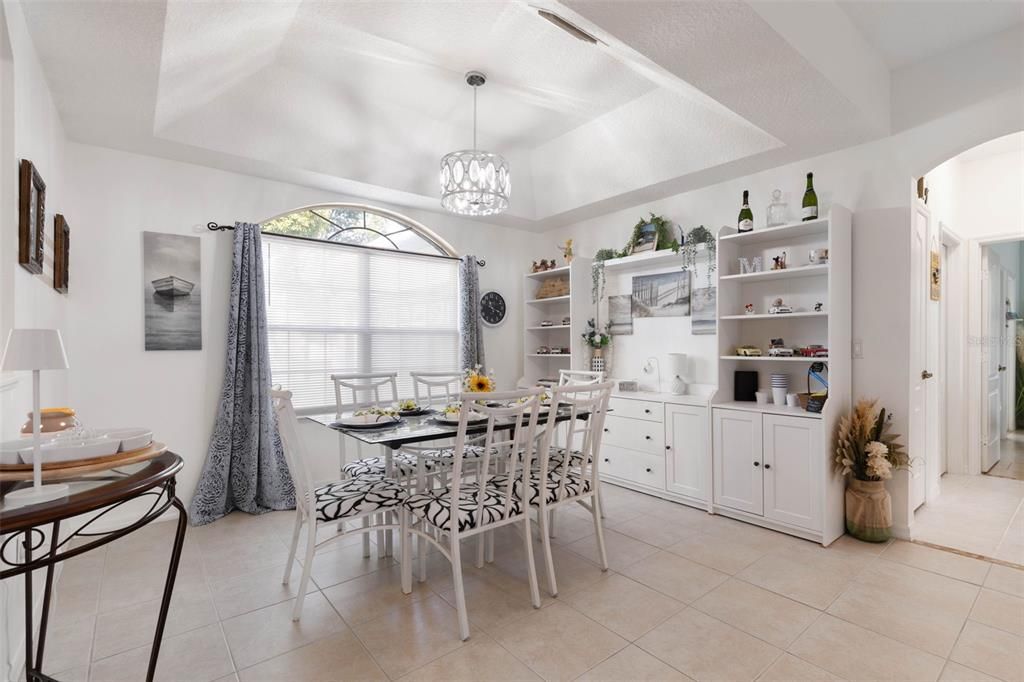 На продажу: $389,900 (3 спален, 2 ванн, 1704 Квадратных фут)