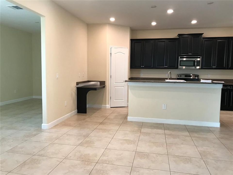 For Rent: $3,700 (7 beds, 4 baths, 4081 Square Feet)