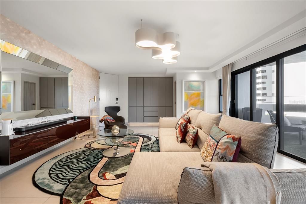 For Rent: $9,000 (3 beds, 2 baths, 1913 Square Feet)