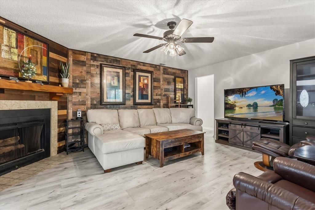 На продажу: $415,000 (4 спален, 2 ванн, 1683 Квадратных фут)