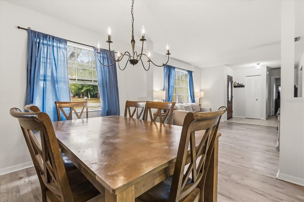 На продажу: $415,000 (4 спален, 2 ванн, 1683 Квадратных фут)