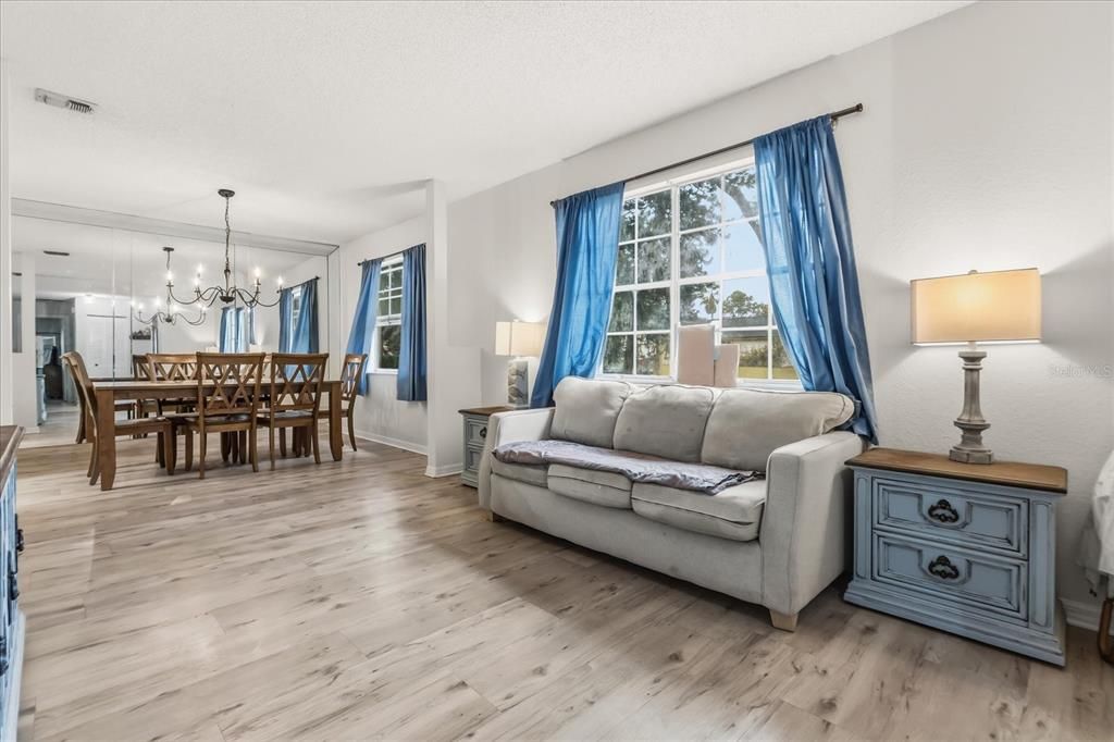 На продажу: $415,000 (4 спален, 2 ванн, 1683 Квадратных фут)