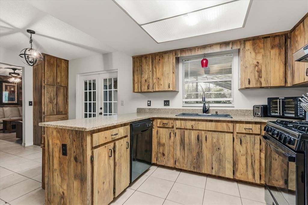 На продажу: $415,000 (4 спален, 2 ванн, 1683 Квадратных фут)