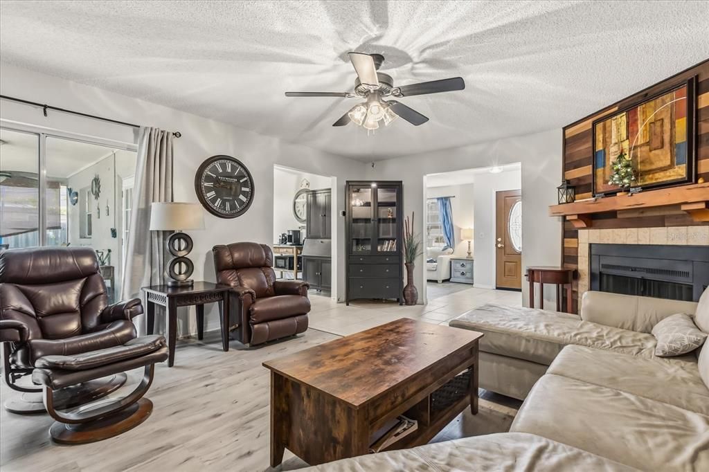 На продажу: $415,000 (4 спален, 2 ванн, 1683 Квадратных фут)