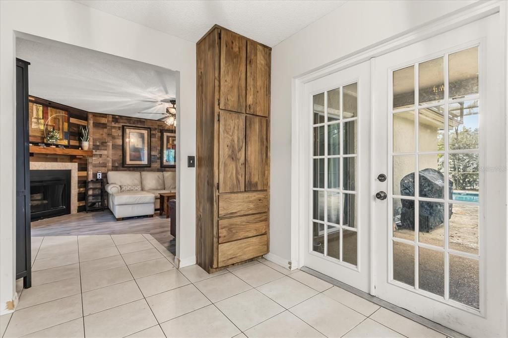 На продажу: $415,000 (4 спален, 2 ванн, 1683 Квадратных фут)