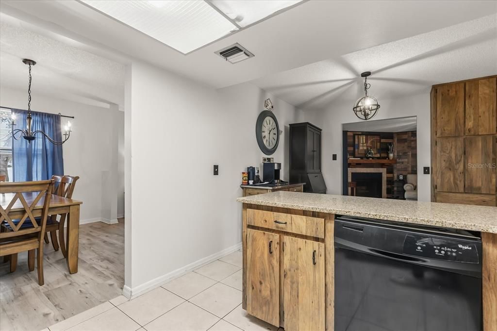 На продажу: $415,000 (4 спален, 2 ванн, 1683 Квадратных фут)