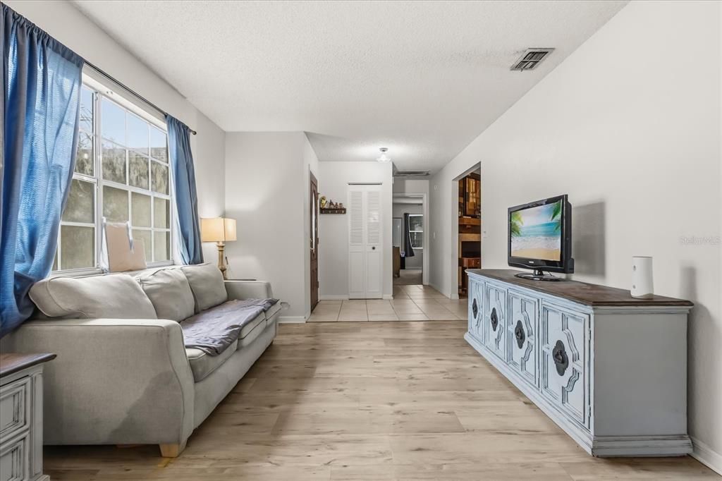 На продажу: $415,000 (4 спален, 2 ванн, 1683 Квадратных фут)