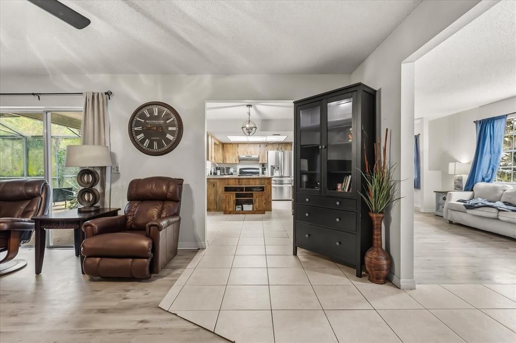 На продажу: $415,000 (4 спален, 2 ванн, 1683 Квадратных фут)