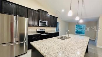 For Rent: $2,400 (4 beds, 2 baths, 1938 Square Feet)