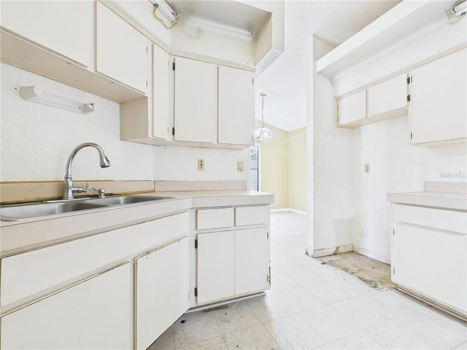 待售: $600,000 (8 贝兹, 0 浴室, 4644 平方英尺)