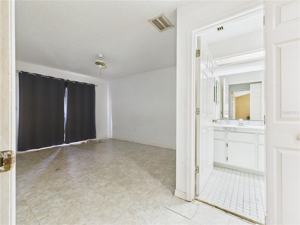 待售: $600,000 (8 贝兹, 0 浴室, 4644 平方英尺)