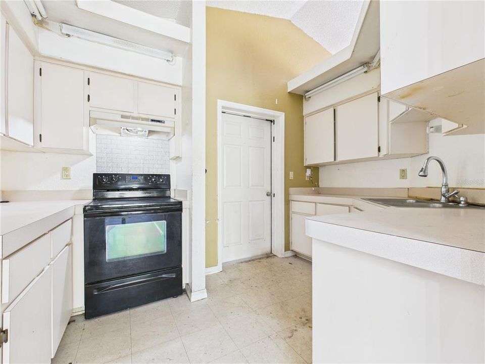 待售: $600,000 (8 贝兹, 0 浴室, 4644 平方英尺)