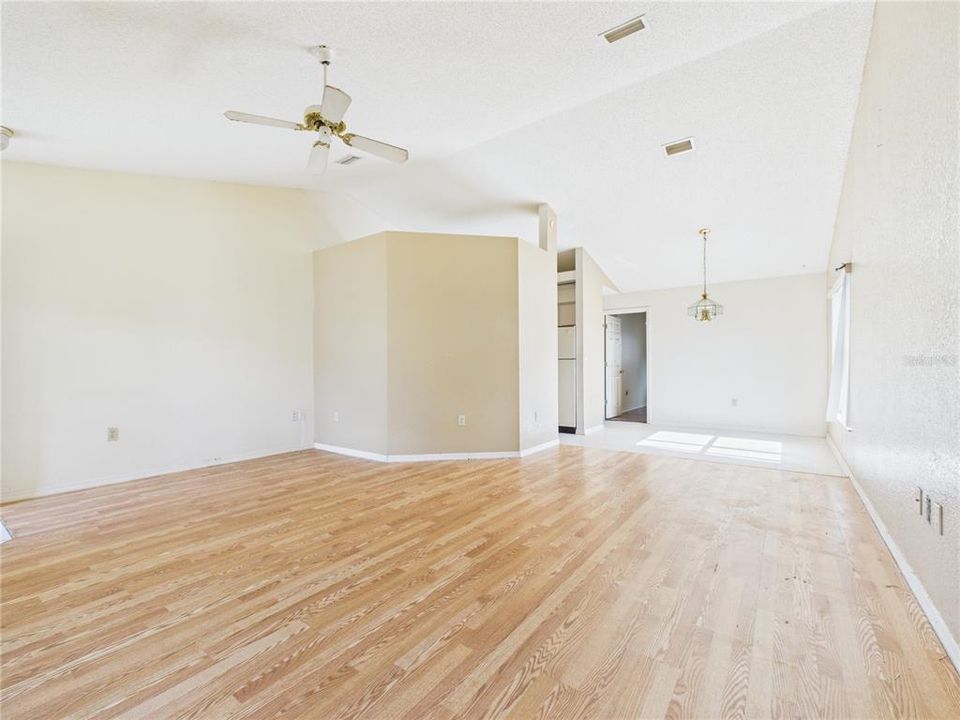 待售: $600,000 (8 贝兹, 0 浴室, 4644 平方英尺)