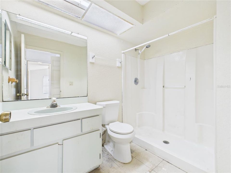 待售: $600,000 (8 贝兹, 0 浴室, 4644 平方英尺)