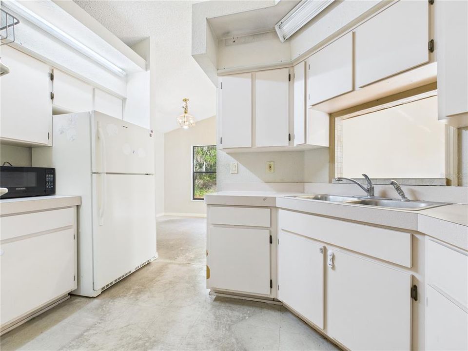 待售: $600,000 (8 贝兹, 0 浴室, 4644 平方英尺)