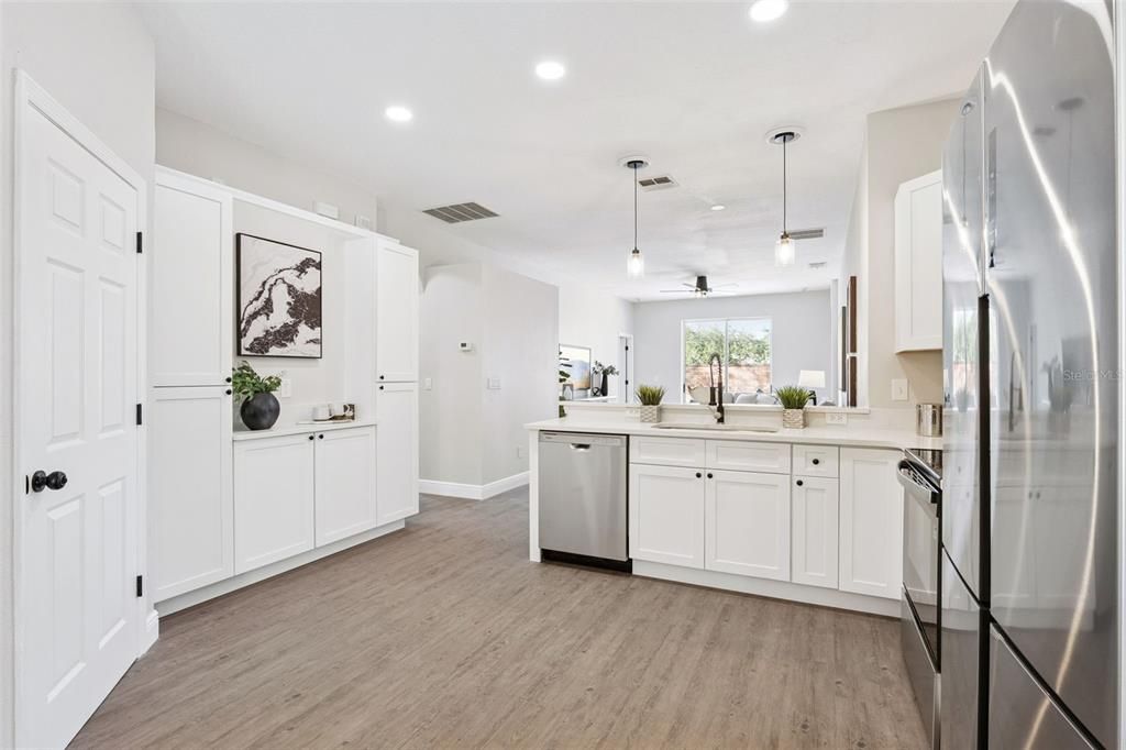 待售: $465,000 (4 贝兹, 2 浴室, 1825 平方英尺)