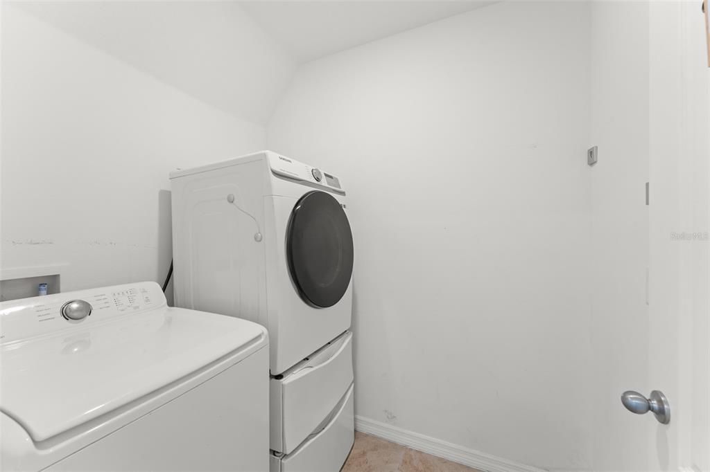 For Sale: $400,000 (5 beds, 3 baths, 2696 Square Feet)